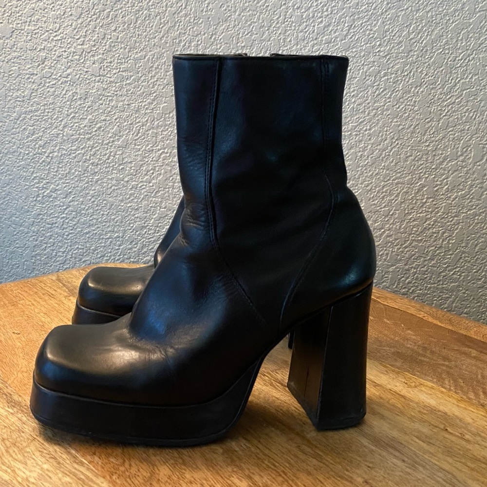 Vintage Steve Madden 90s Leon Platform Boots Black